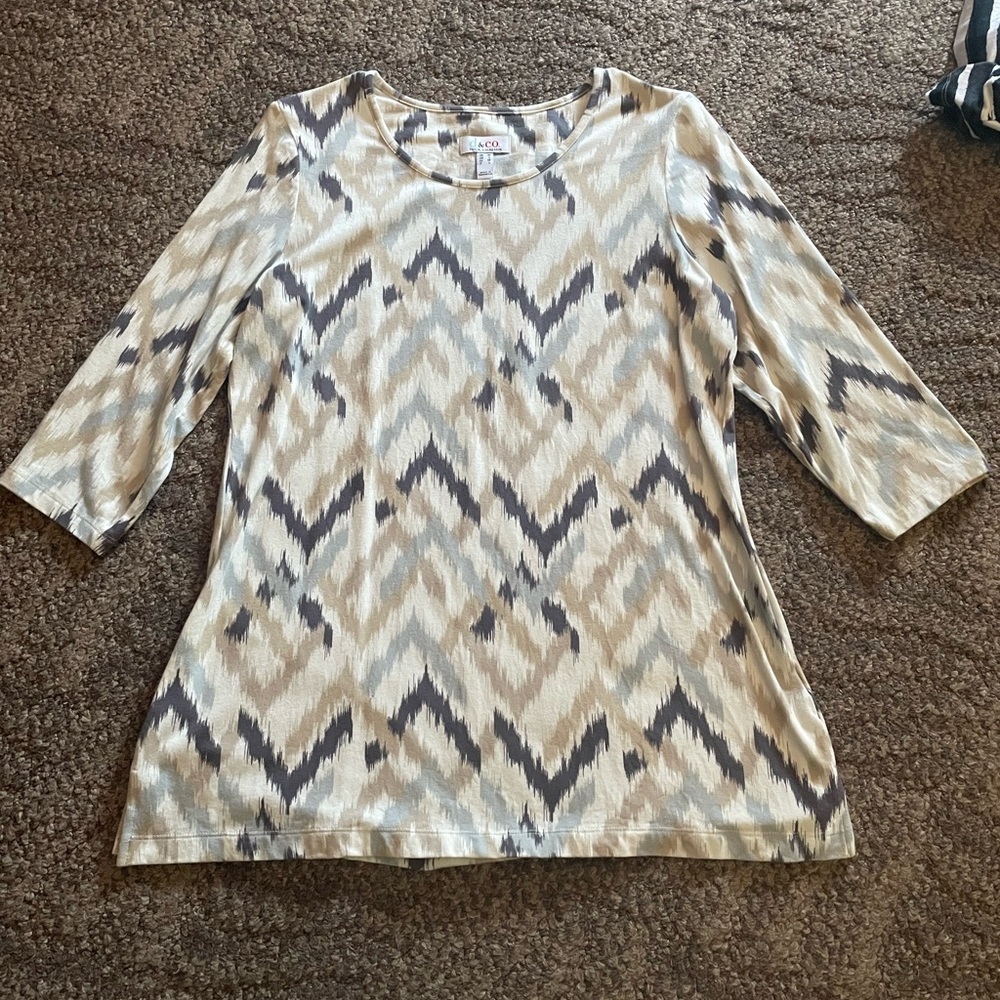 D & Co denim and company 3/4 length sleeve shirt. Size M